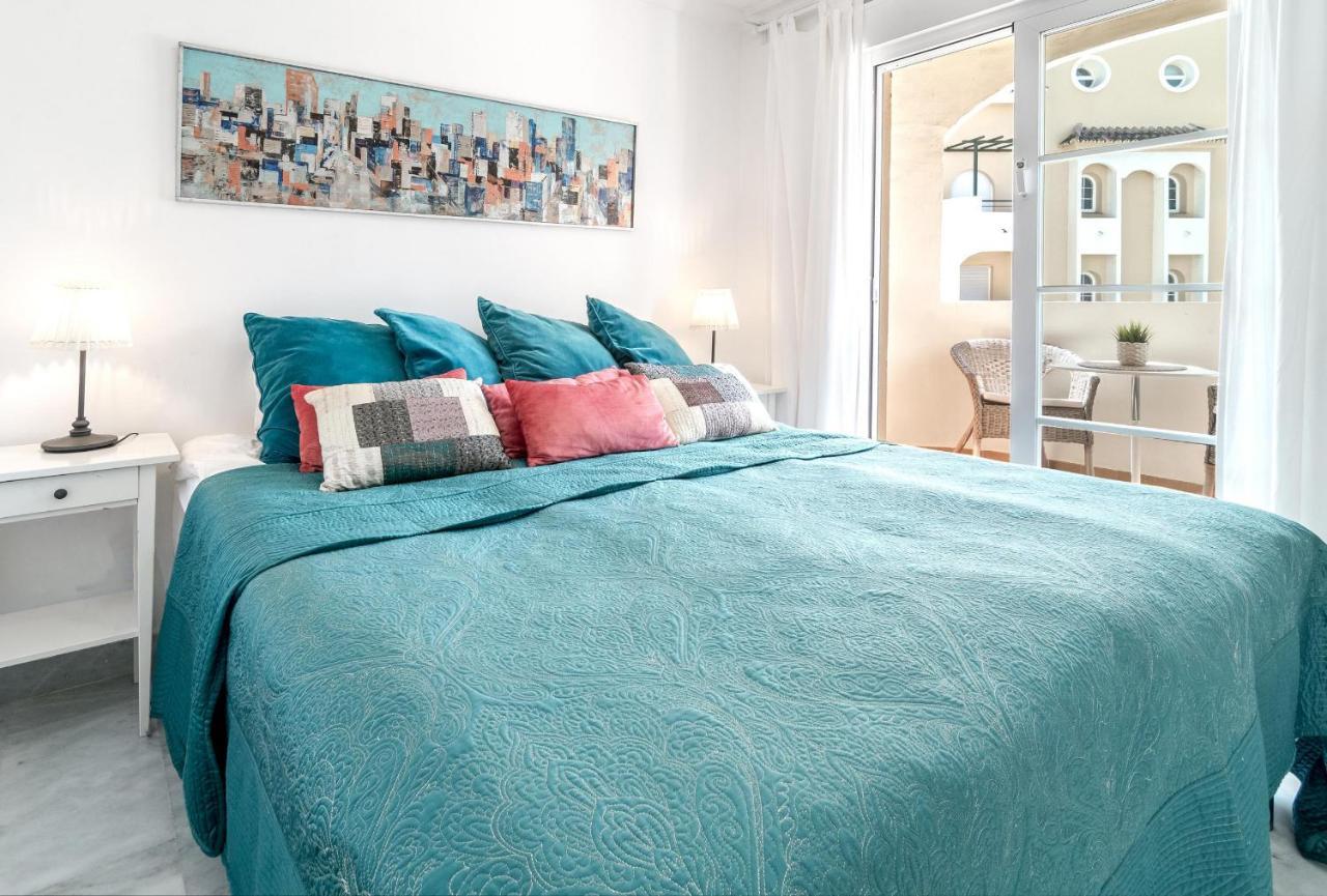 Appartement 2-bedroom Retreat With Stunning Views In Aldea Blanca With Private Paddle Court Marbella